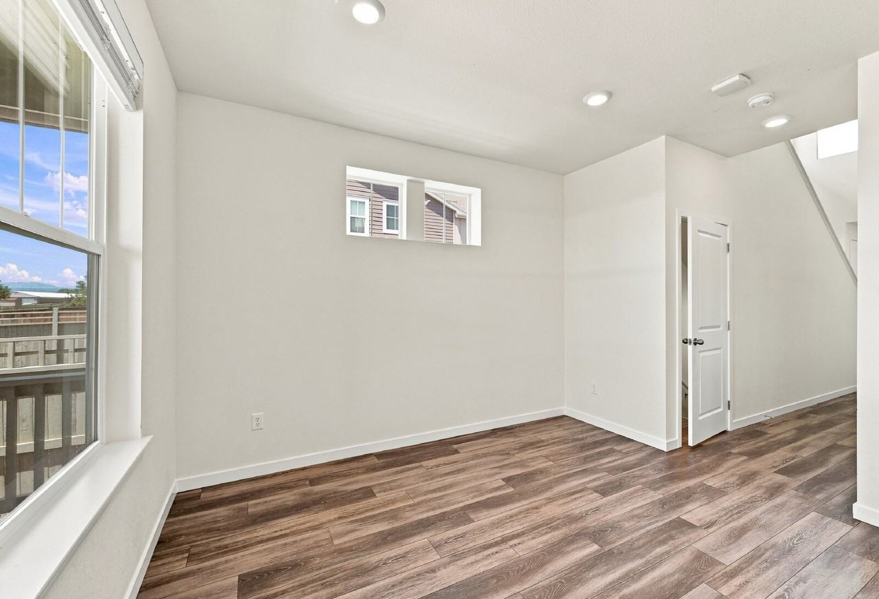 702 176th Ave - Photo 6 of 40