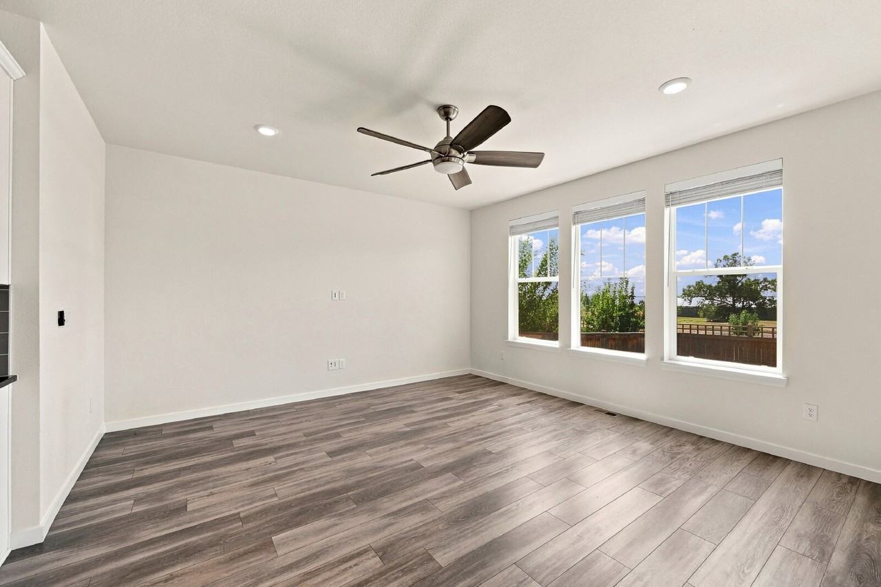 702 176th Ave - Photo 7 of 40