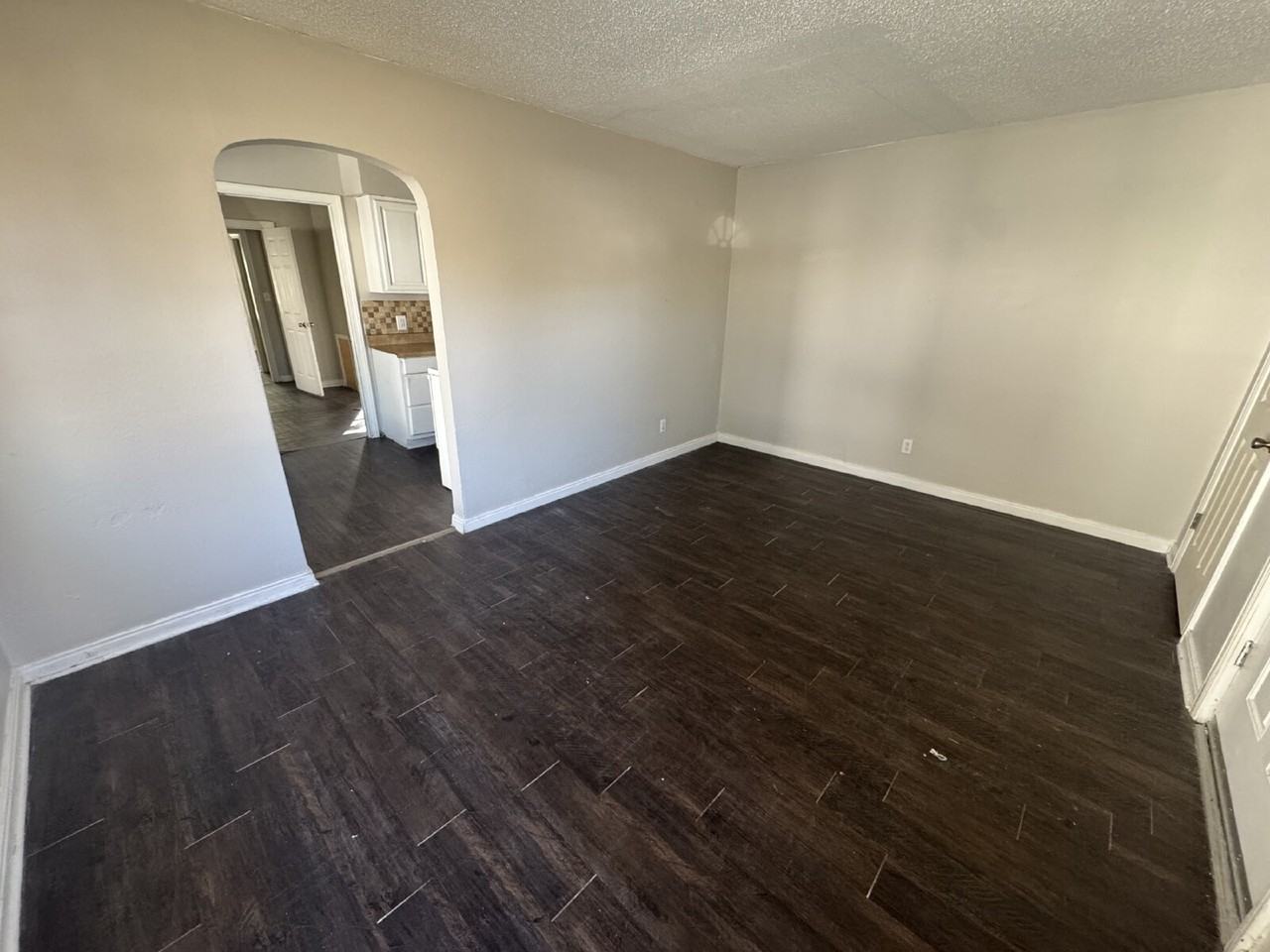 2513 E 9th St N - Photo 3 of 11