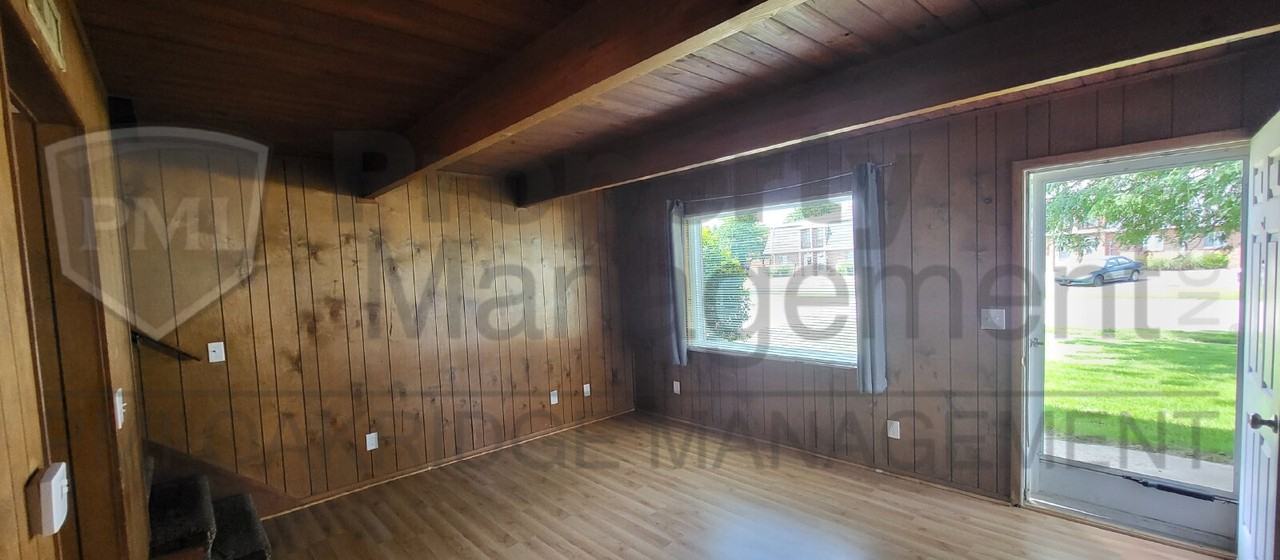 1531 Spruce Ave - Photo 3 of 13