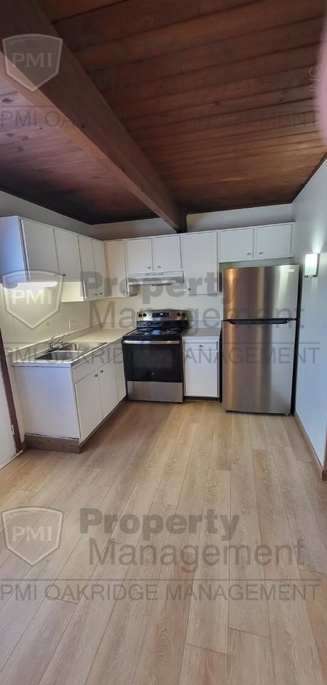 1531 Spruce Ave - Photo 4 of 13