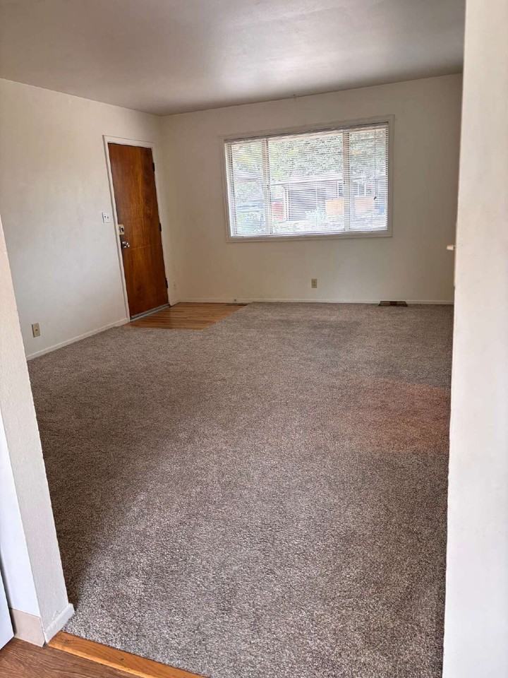 730 34th St - Photo 3 of 18