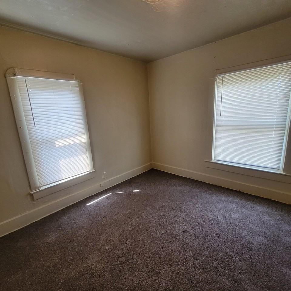 269 N Addison St - Photo 3 of 6