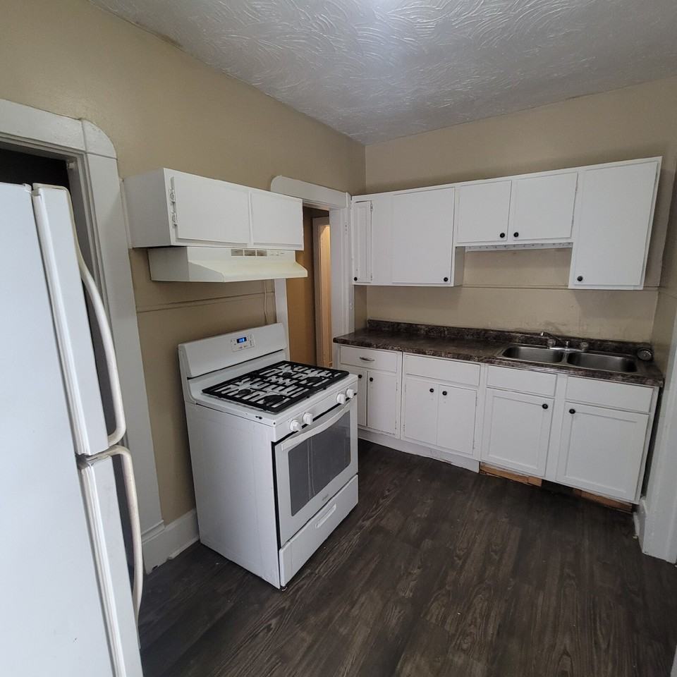 269 N Addison St - Photo 4 of 6