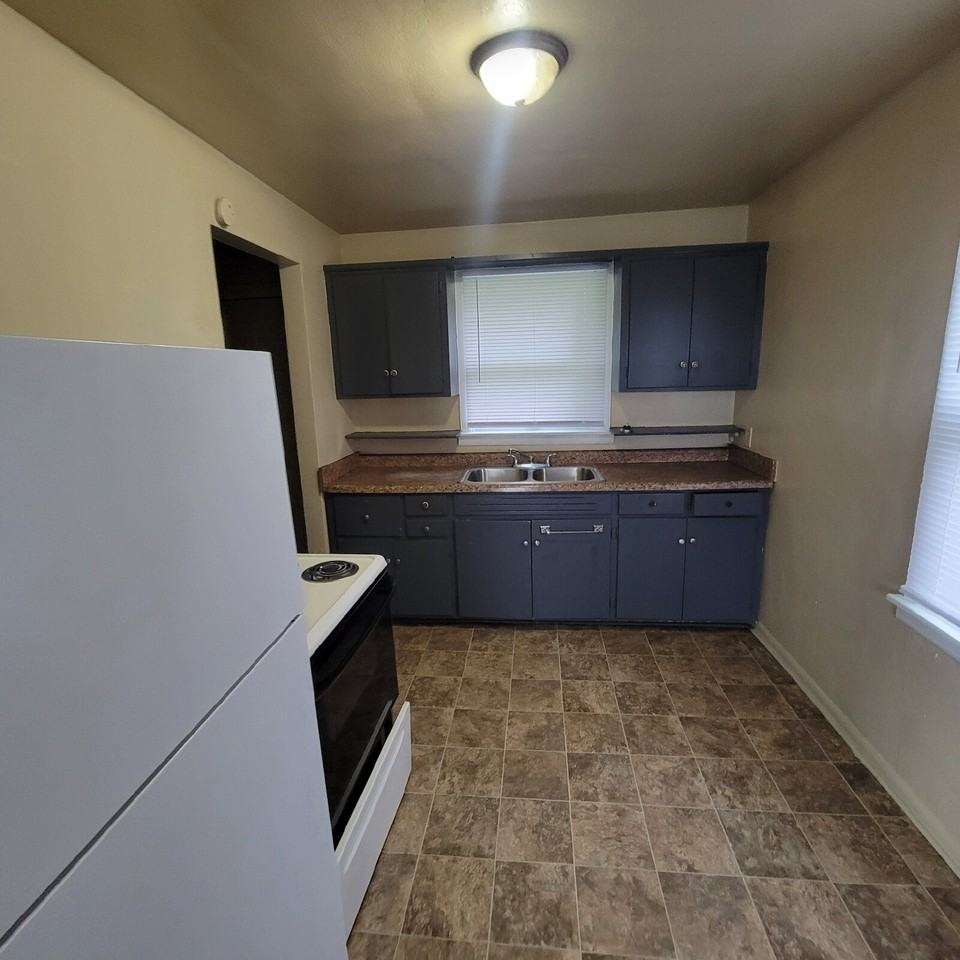 1044 S Warman Ave - Photo 4 of 7