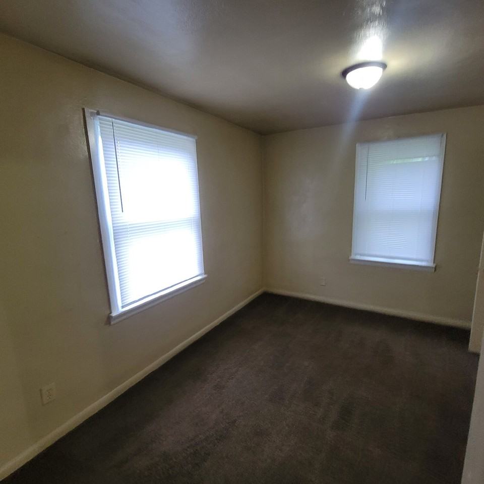 1044 S Warman Ave - Photo 5 of 7