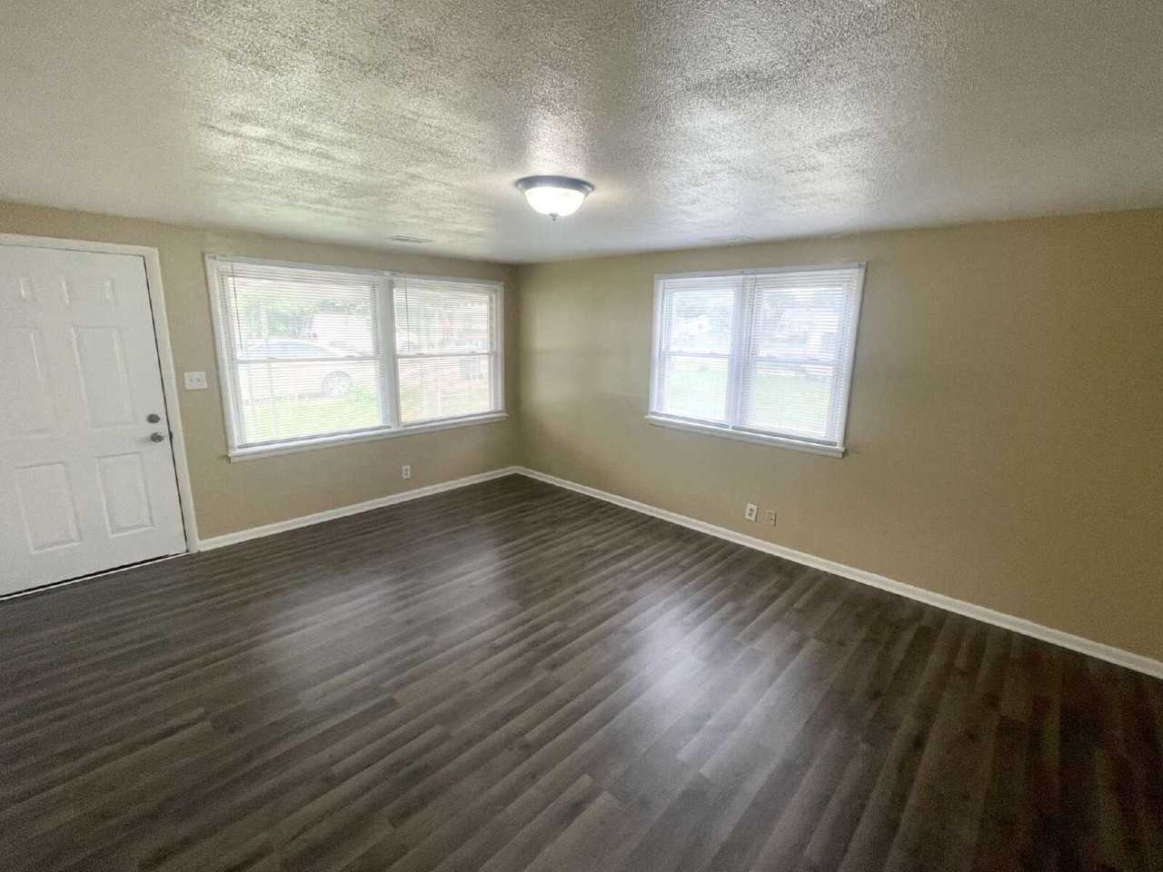 2937 S Mcclure St - Photo 2 of 8