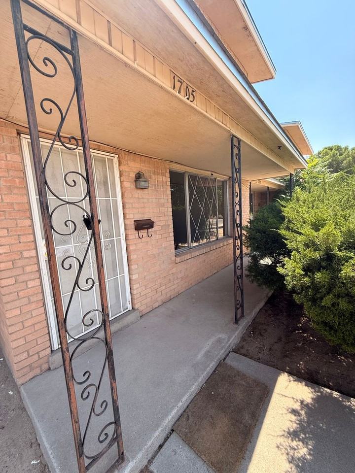 1705 Payne St - Photo 2 of 14