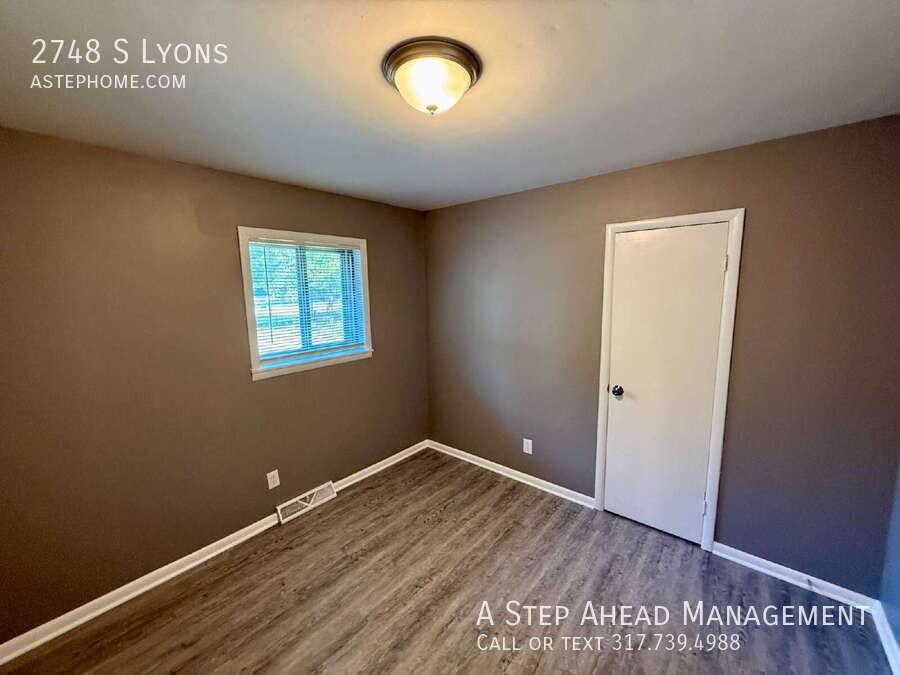 2748 S Lyons Ave - Photo 3 of 26