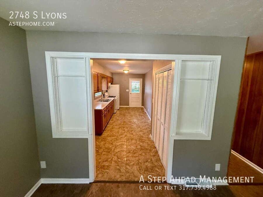 2748 S Lyons Ave - Photo 4 of 26