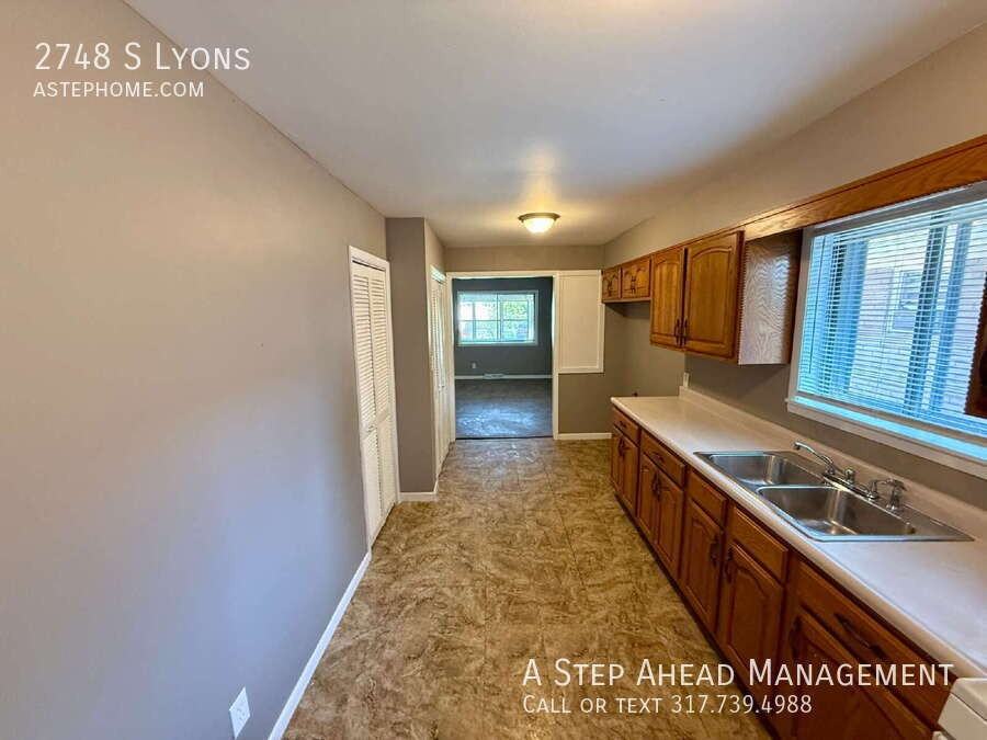 2748 S Lyons Ave - Photo 5 of 26