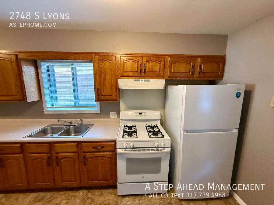 2748 S Lyons Ave - Photo 6 of 26
