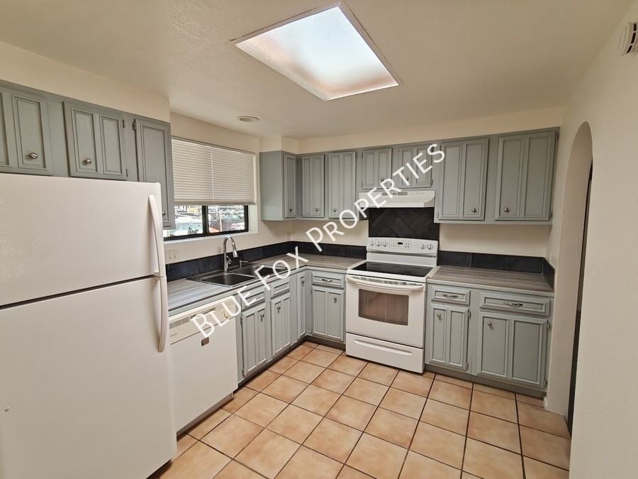 275 E Norma Ln - Photo 2 of 41