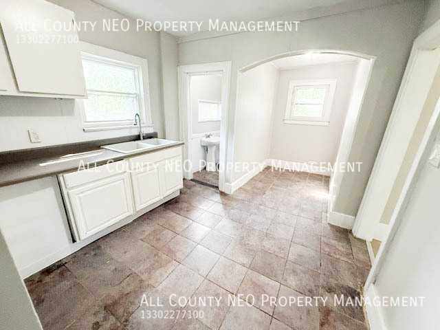 380 Noble Ave - Photo 4 of 30