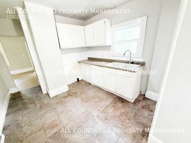 380 Noble Ave - Photo 5 of 30