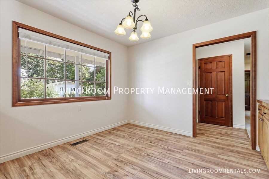 6550 Beam St - Photo 4 of 33