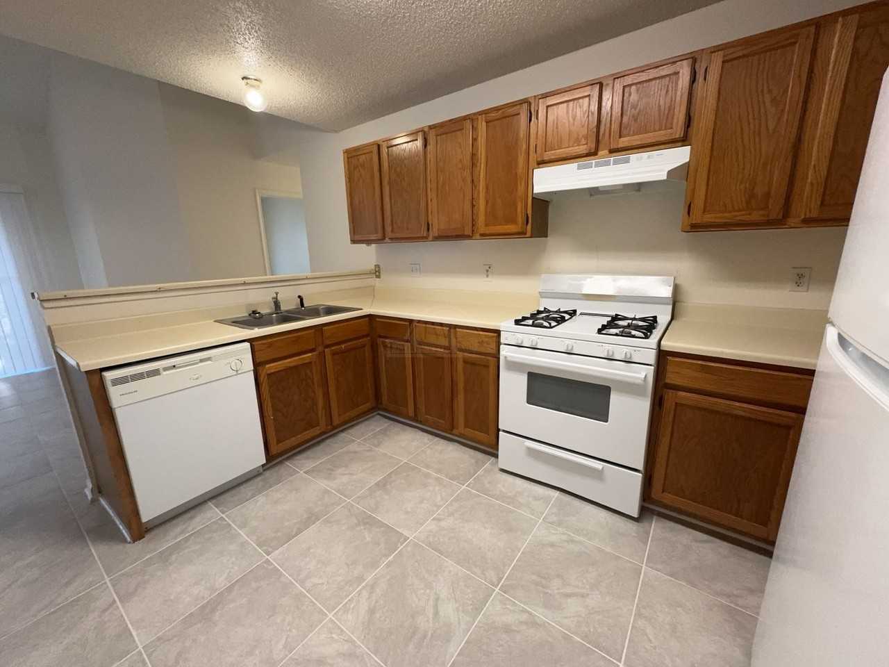 3202 Honeysuckle Dr - Photo 7 of 22