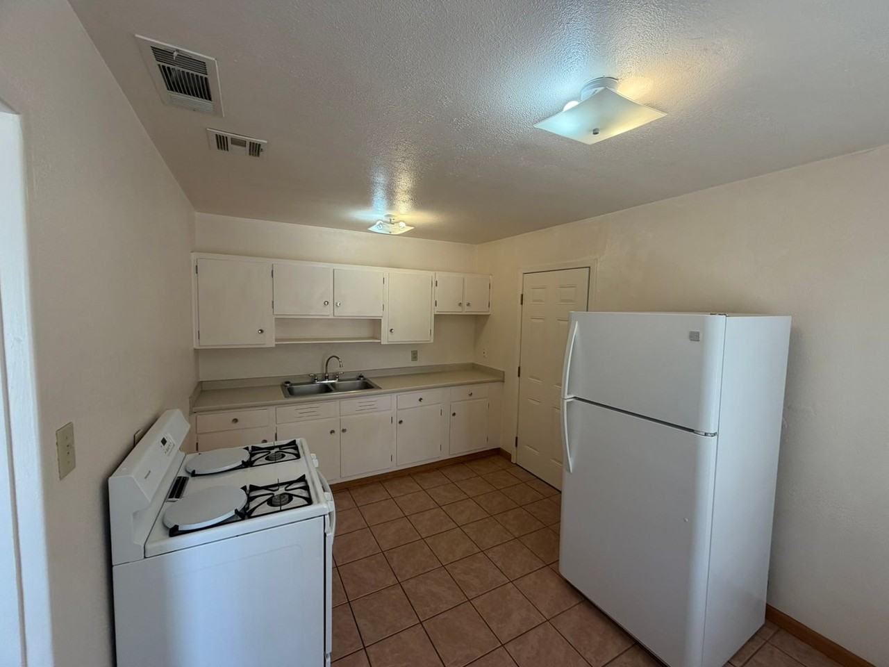 1208 W Edwards St - Photo 4 of 11