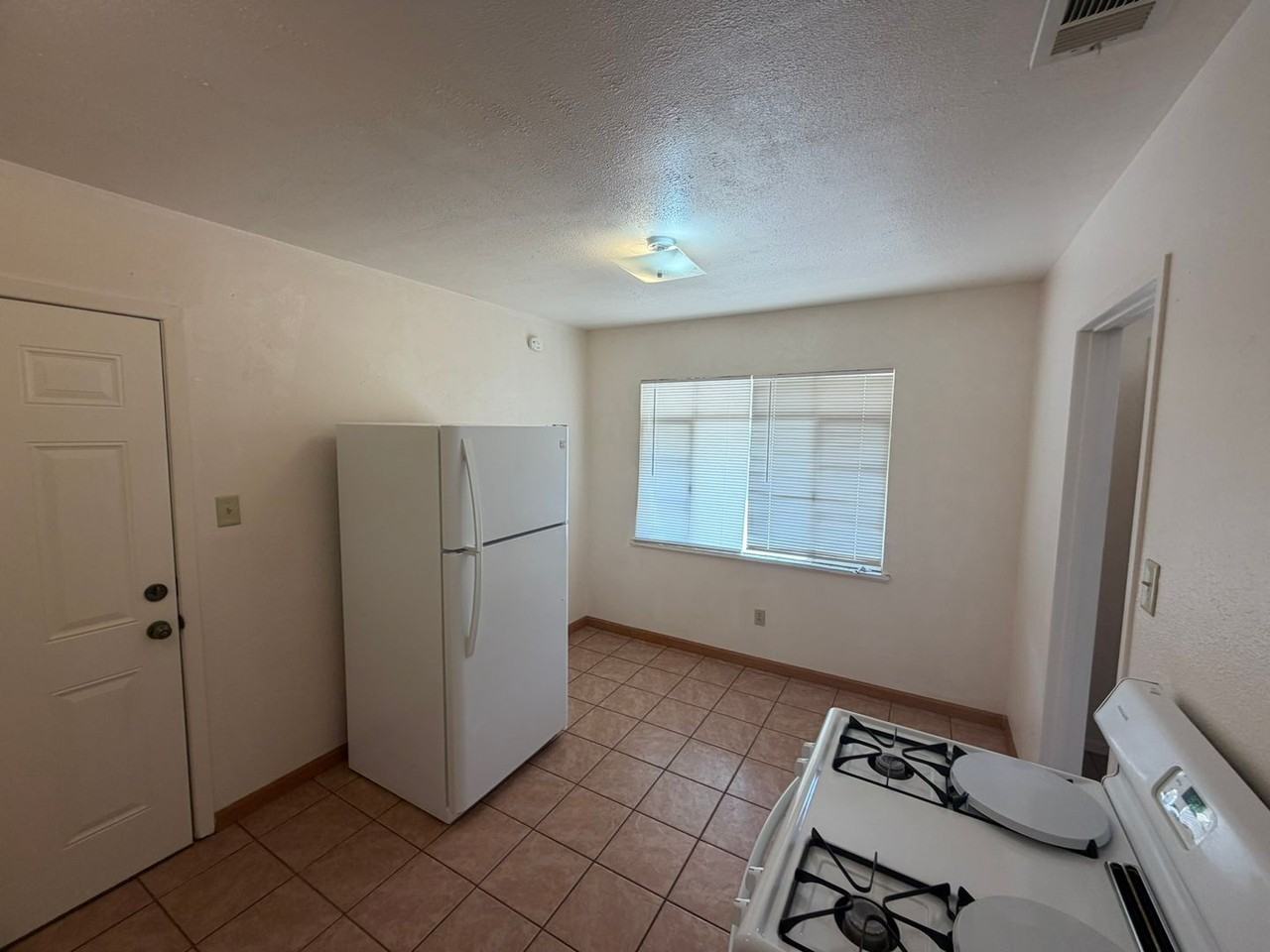1208 W Edwards St - Photo 5 of 11