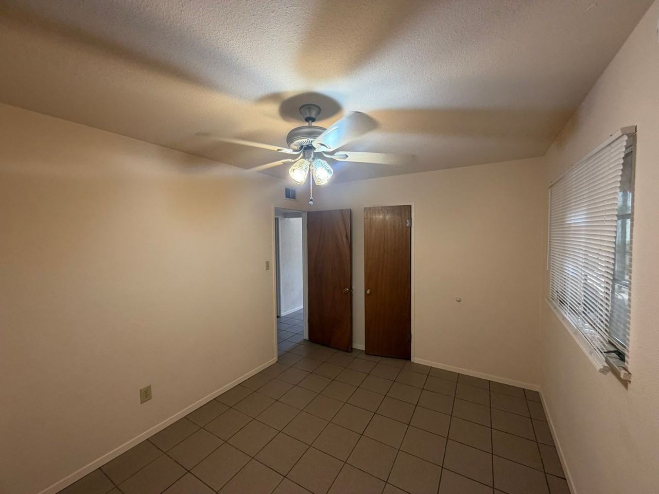 1208 W Edwards St - Photo 7 of 11