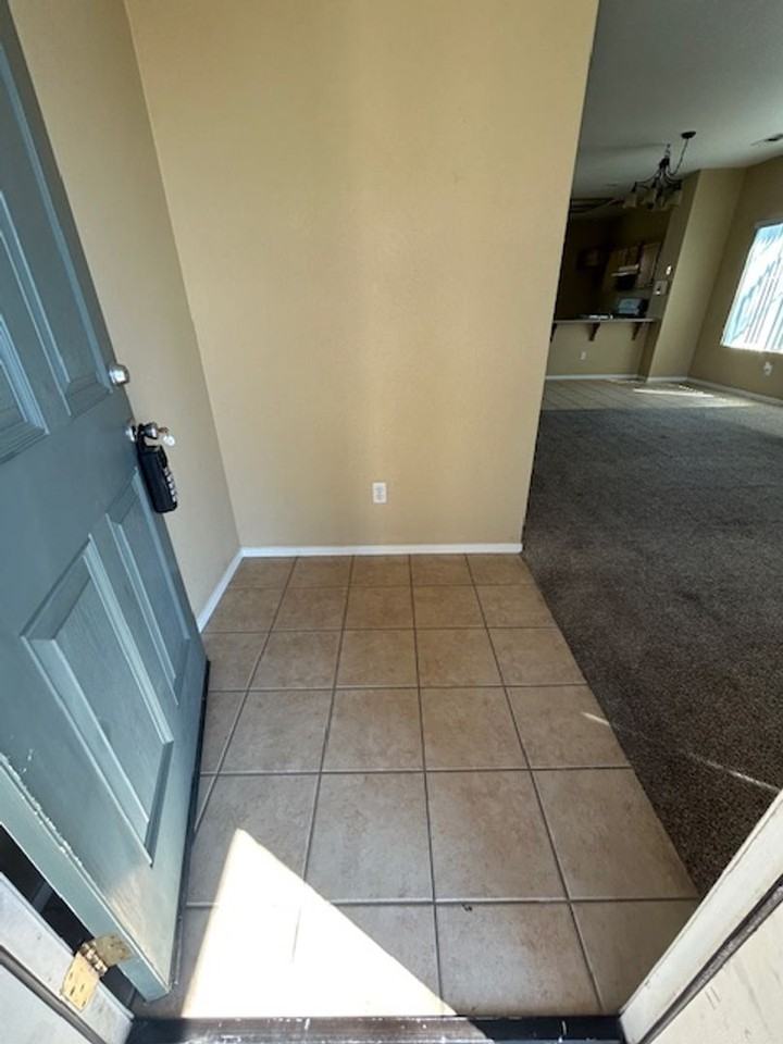 104 N Preston St - Photo 3 of 7