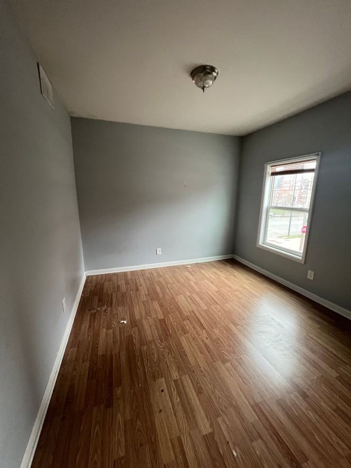 1839 W Jefferson St - Photo 2 of 5