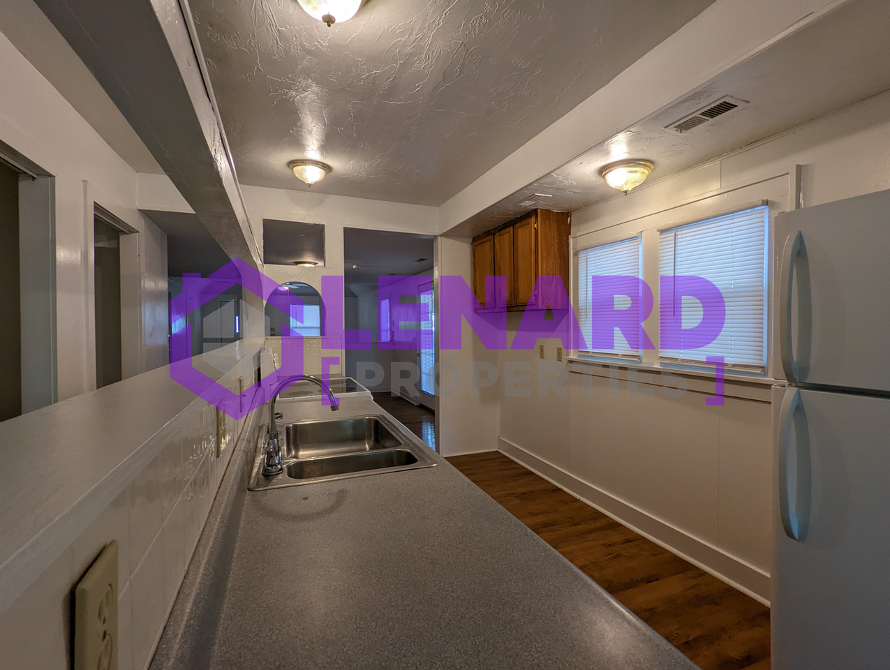 332 E Summit St - Photo 6 of 17
