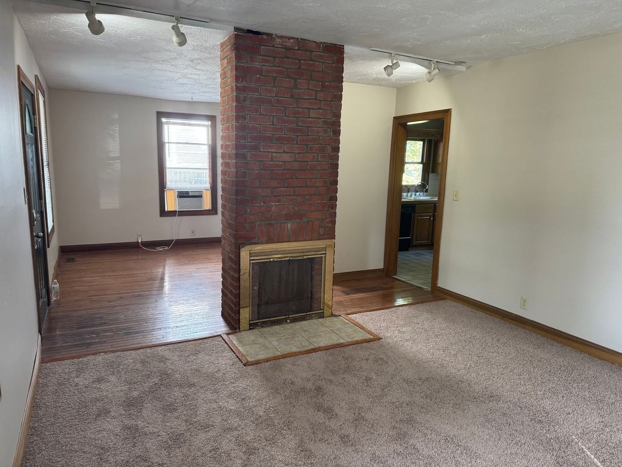1211 E Walnut St - Photo 3 of 14