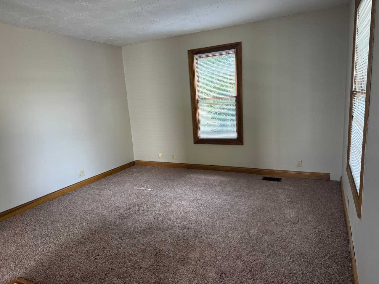 1211 E Walnut St - Photo 4 of 14