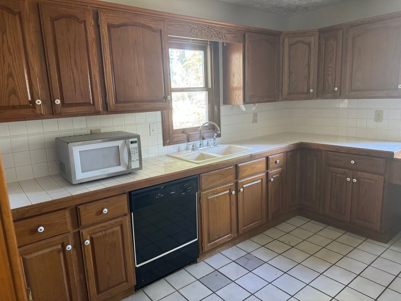1211 E Walnut St - Photo 5 of 14