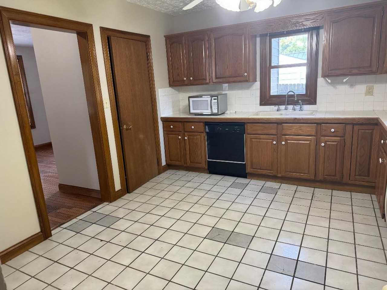 1211 E Walnut St - Photo 7 of 14