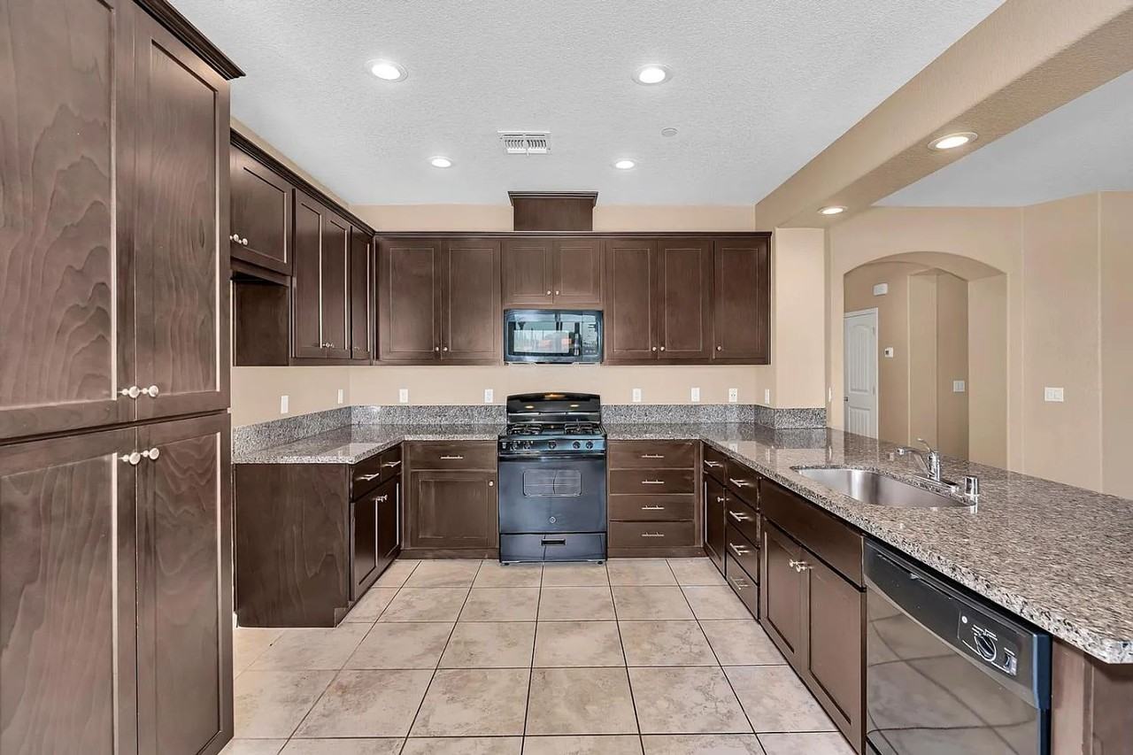 636 Lamoglia St - Photo 4 of 18