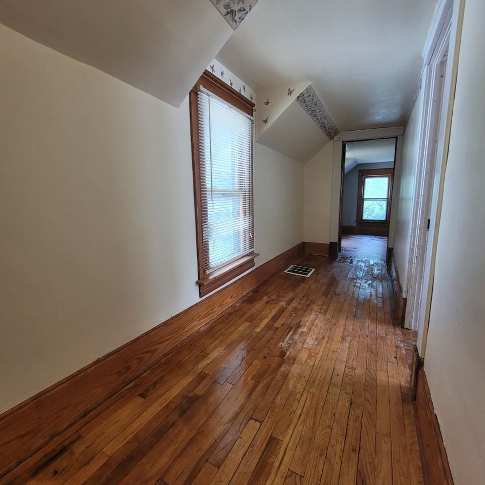 618 E 7th St - Photo 4 of 11