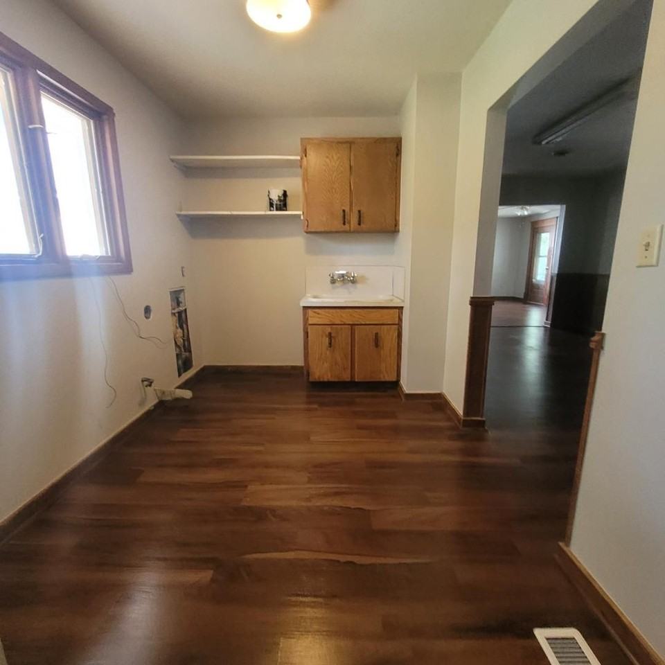 618 E 7th St - Photo 5 of 11