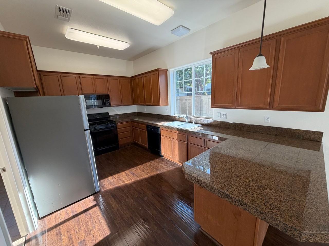 1609 Barolo Pl - Photo 6 of 22