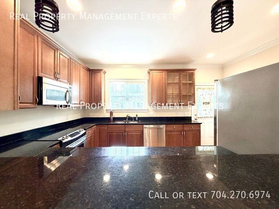 319 Woodvale Pl - Photo 2 of 20