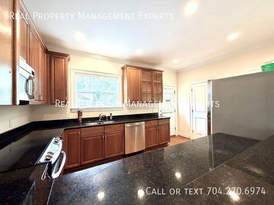 319 Woodvale Pl - Photo 3 of 20