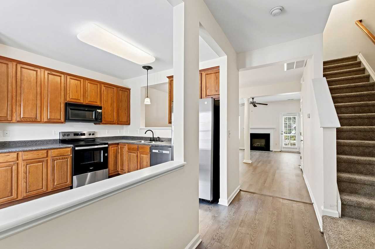 102 Galimore Way - Photo 5 of 39