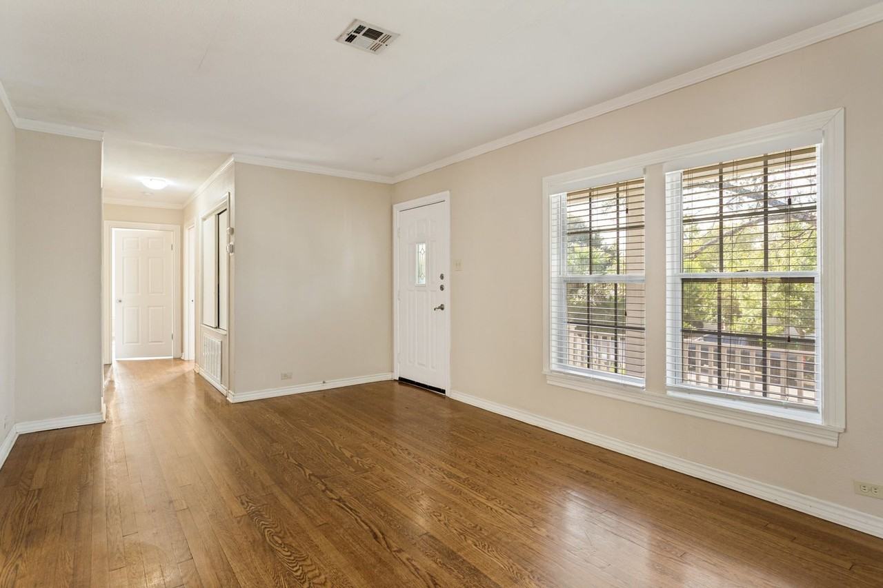 313 Lilac Ln - Photo 3 of 25