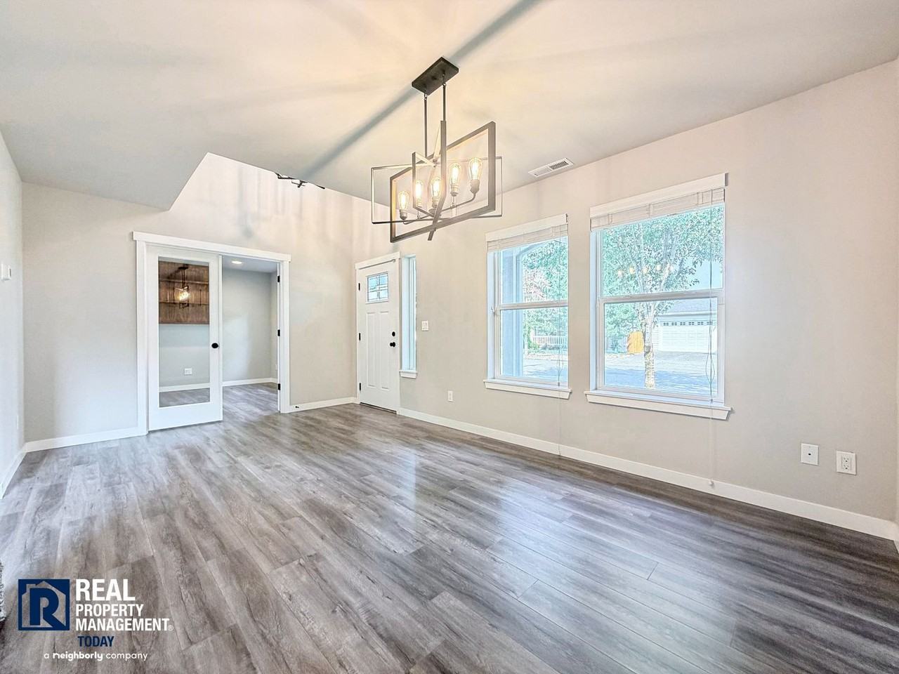 362 Bondgard Ave E - Photo 3 of 38