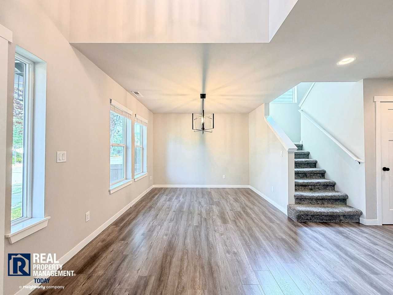 362 Bondgard Ave E - Photo 4 of 38