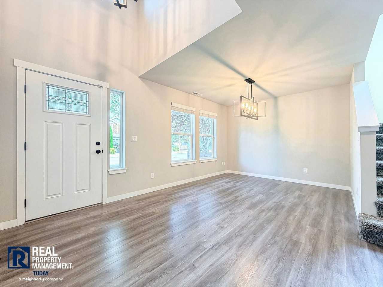 362 Bondgard Ave E - Photo 5 of 38