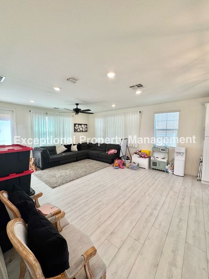 13941 Blossom Way - Photo 2 of 18