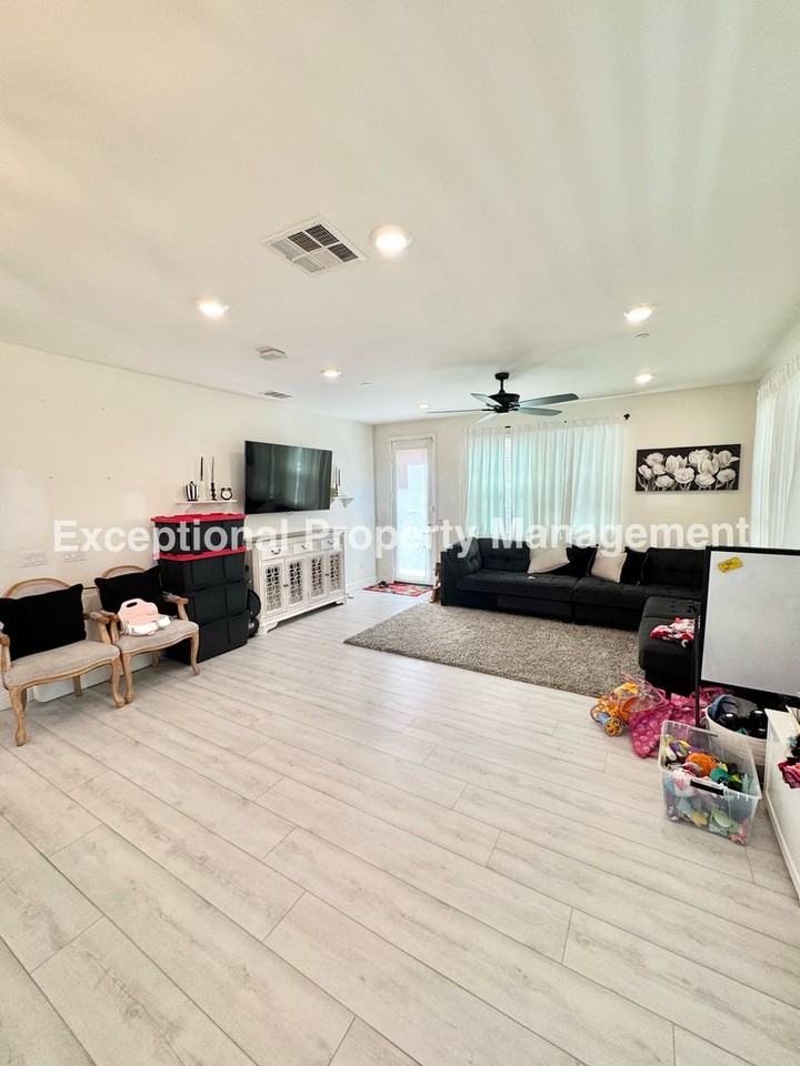 13941 Blossom Way - Photo 3 of 18