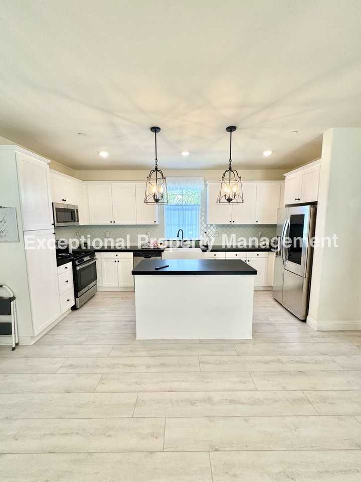 13941 Blossom Way - Photo 4 of 18