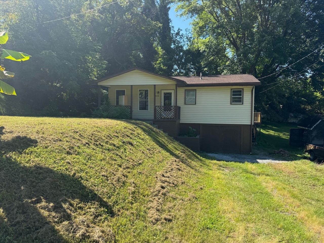 228 Baker St - Photo 2 of 12