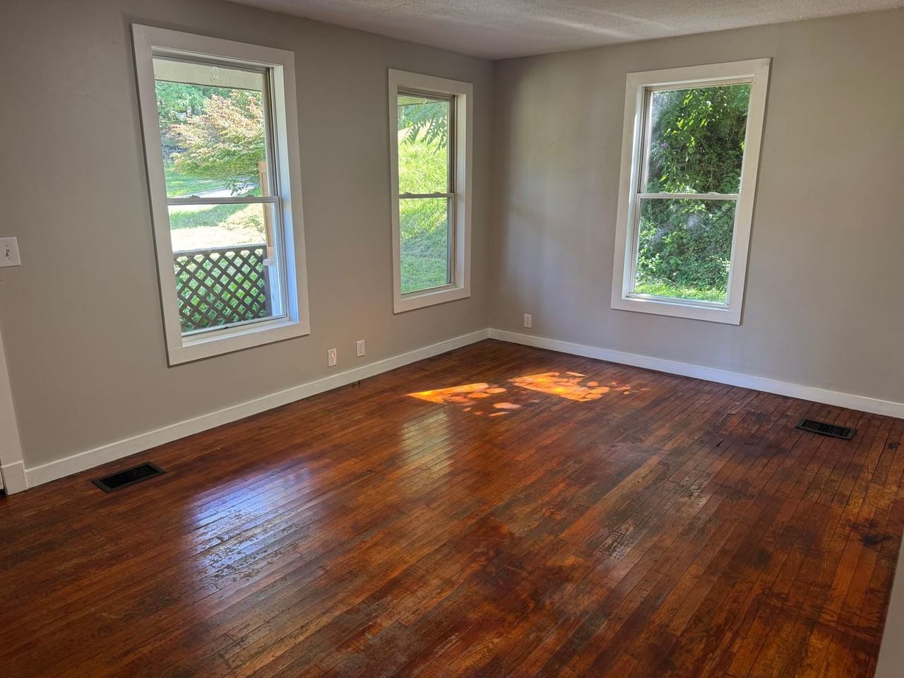 228 Baker St - Photo 3 of 12