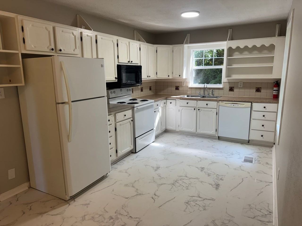 228 Baker St - Photo 4 of 12