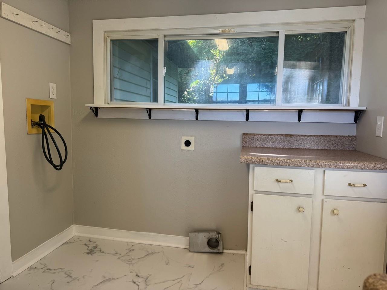 228 Baker St - Photo 5 of 12