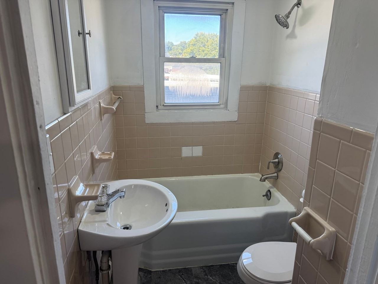 212 Aesque St - Photo 6 of 9